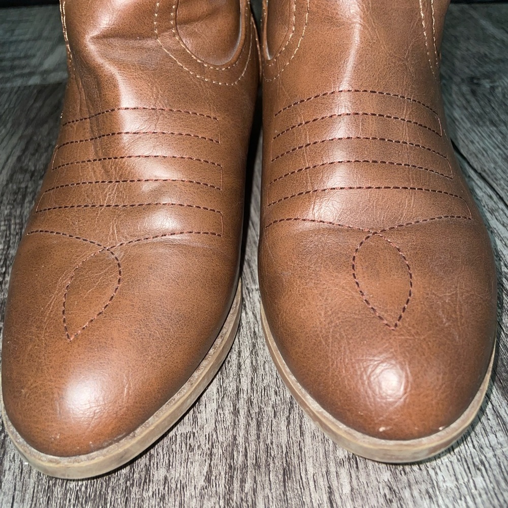 Boots - Picture 4 of 6